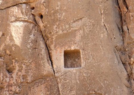 کشف یک کتیبه سنگ گور جدید به خط پهلوی کتابی در صخره‌های نقش رستم
