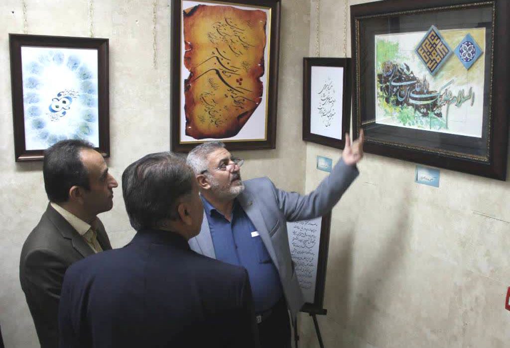 تقدیر از مدیرکل کانون پرورش فکری فارس در نمایشگاه هنرهای تجسمی