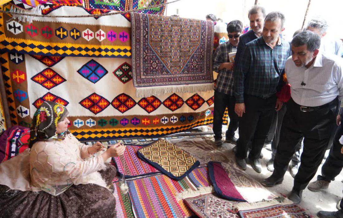 وزیر میراث فرهنگی از نمایشگاه صنایع دستی در مجاور کاخ اردشیر فیروزآباد بازدید کرد