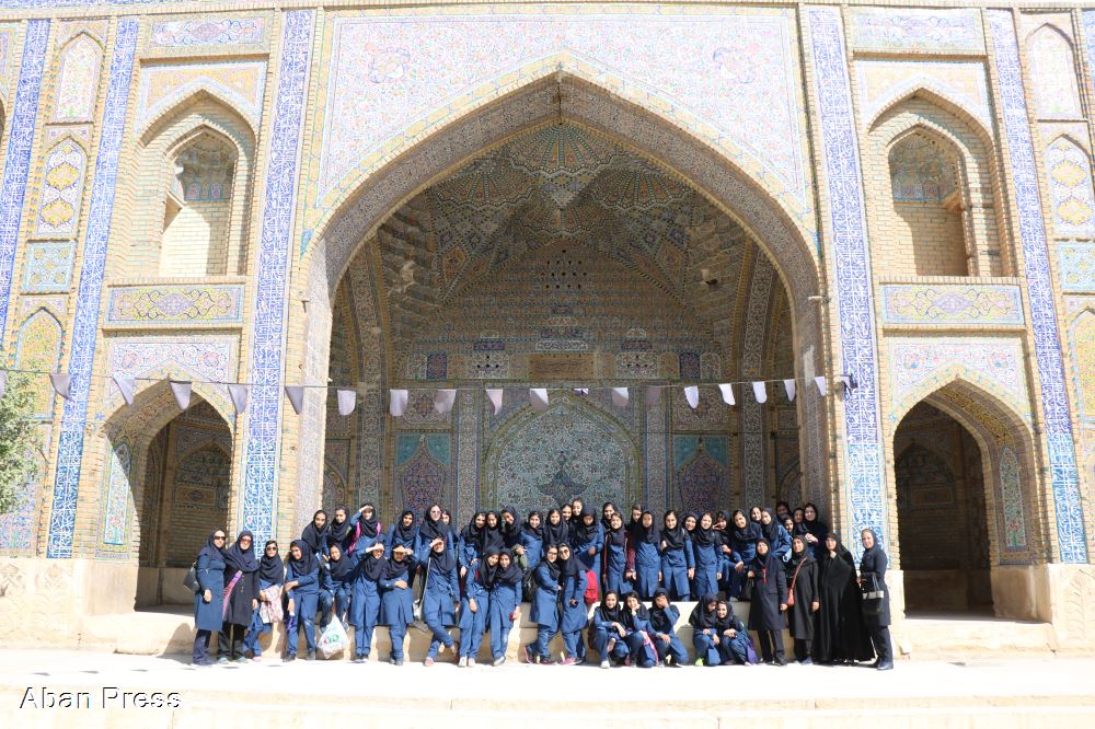آلبوم عکس؛ قدم زنی دانش آموزان در گذر تاریخی سنگ سیاه شیراز