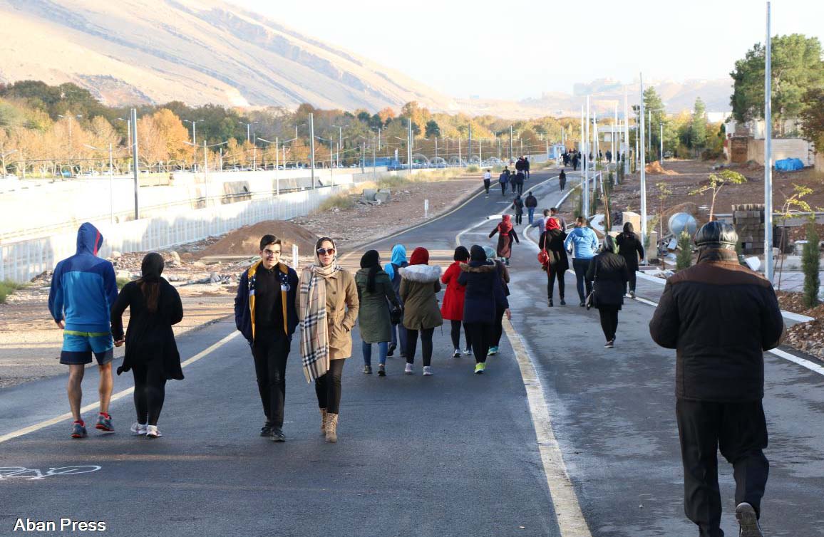 آلبوم عکس؛ پیاده روی خانوادگی در شیراز به مناسبت هفته کتاب