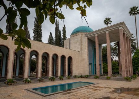 معماری آرامگاه سعدی از کدام بنای مشهور اقتباس شده است؟
