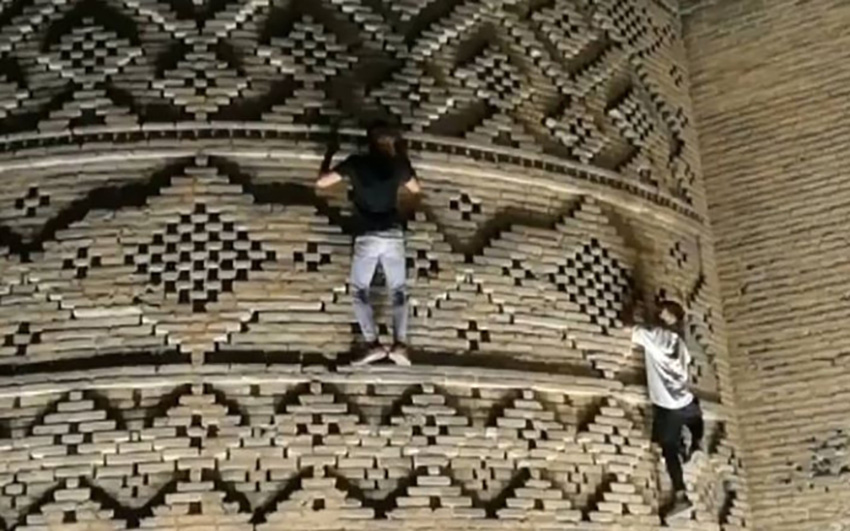اعتراض دوستداران میراث فرهنگی به بالا رفتن از برج ارگ کریمخانی شیراز