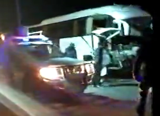 تصادف اتوبوس و تریلی در فارس باعث مصدومیت ۲۱ نفر شد