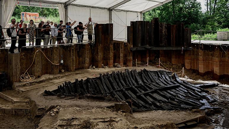لاشه کشتی مرموز ۱۳۰۰ ساله در فرانسه از میان گل و لای بیرون کشیده شد