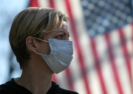 دکتر فاوچی: آمریکایی‌ها تا سال ۲۰۲۲ ماسک بزنند