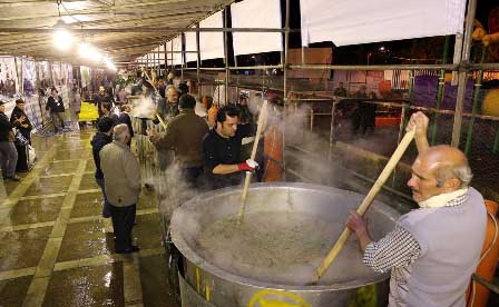 پخت غذای نذری شیرازی‌ها در کرمانشاه