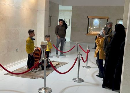 بازدید مسافران نوروزی از موزه خط و کتابت در نی‌ریز