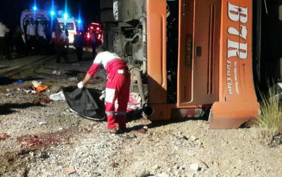 9 دانش‌آموز دختر بر اثر واژگونی اتوبوس در جاده داراب کشته شدند