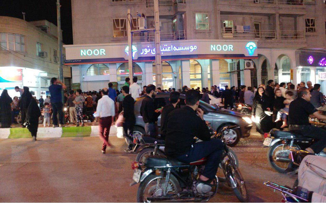 تجمع در برخی شهرستان‌های فارس در واکنش به کم‌شدن پول از حساب‌های بانکی
