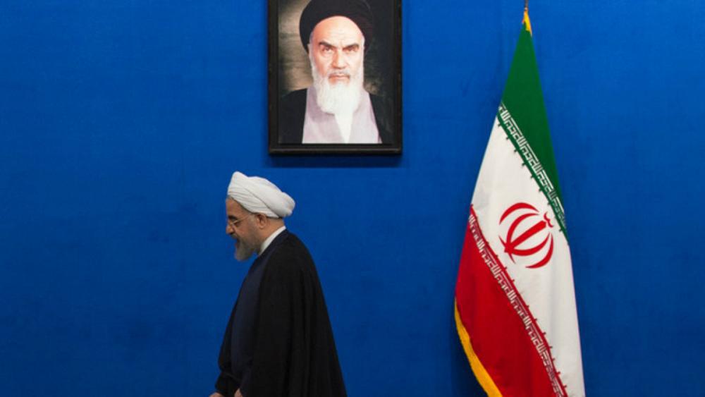 روحانی: دولت نه کنار می‌کشد و نه استعفاء می‌دهد