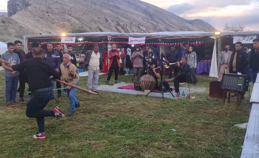 برپایی نمایشگاه صنایع‌دستی و اجرای موسیقی محلی در مجموعه جهانی بیشاپور