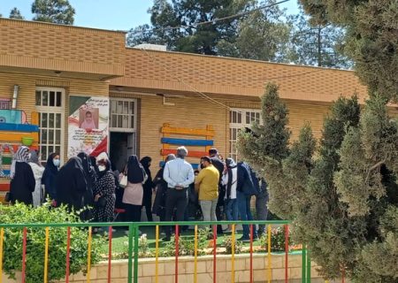تجمع برخی والدین شیرازی مقابل مدارس شهر؛ تجمع کنندگان خواستار ادامه کلاس‌ها به صورت مجازی شدند
