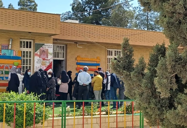 تجمع برخی والدین شیرازی مقابل مدارس شهر؛ تجمع کنندگان خواستار ادامه کلاس‌ها به صورت مجازی شدند