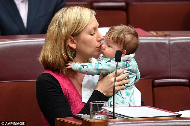 آلبوم عکس؛ شیر دادن نماینده مجلس استرالیا به نوزادش